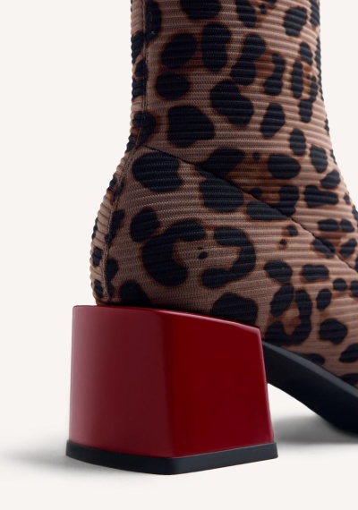 Bota com padrão animal print e salto quadrado vermelho