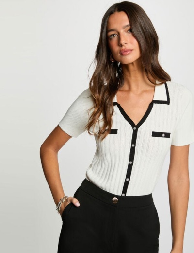 Top branco de malha com detalhes em preto e botões