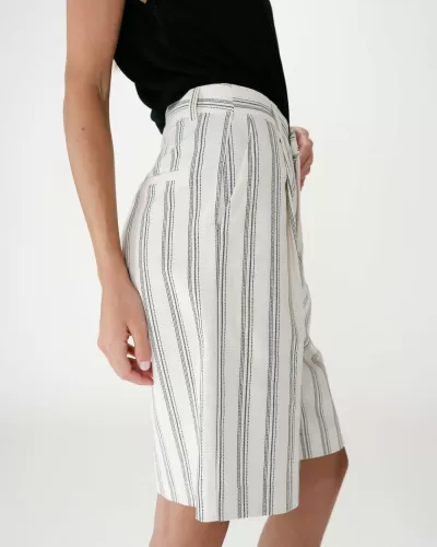 Bermuda branca às riscas verticais pretas com bolsos, vista lateral