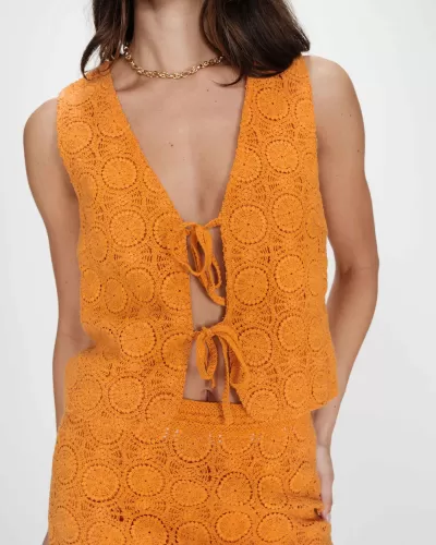 Conjunto de top e saia em crochet laranja com padrão circular