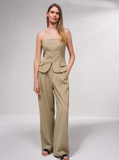 Conjunto feminino bege top e calças largas em estúdio branco