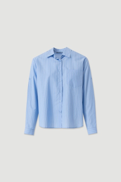 Camisa azul clara com riscas brancas e bolso no peito