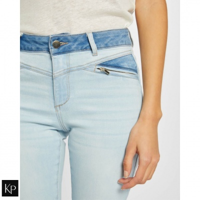Jeans de ganga azul clara com cintura azul escura e bolso com fecho