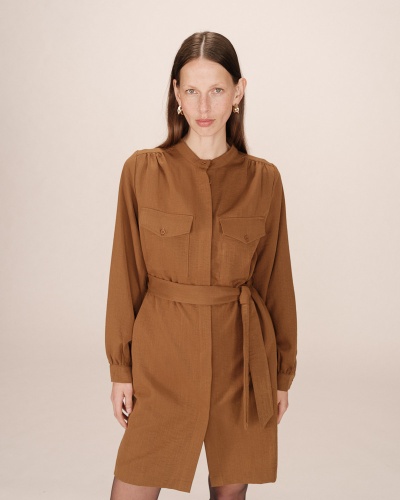 Vestido castanho curto com cinto e bolsos no peito