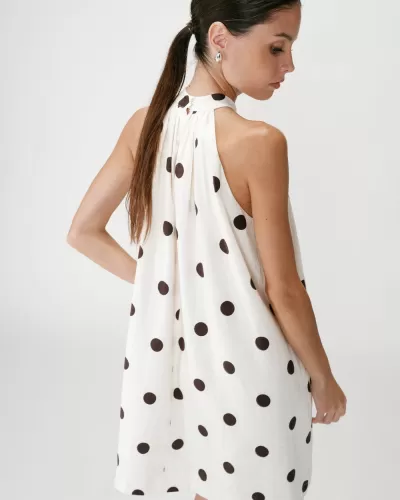 Vestido branco com bolinhas pretas e gola alta