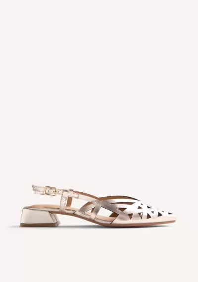 Sapato feminino prata com tiras e recortes geométricos