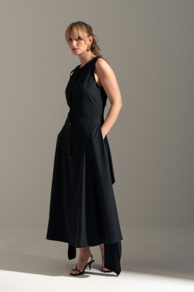 Vestido longo preto sem mangas com corte fluido e sandálias pretas de salto fino