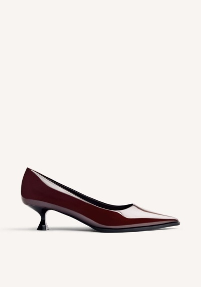 Sapato stiletto verniz bordeaux com salto fino preto sobre fundo claro