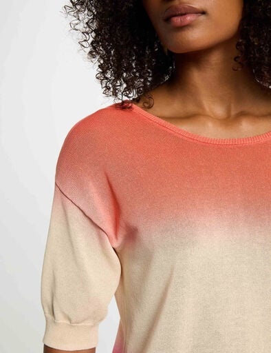 Sweater de malha degradê coral e creme com gola redonda e manga curta