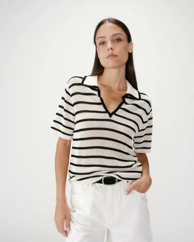 Camisola riscada preta e branca de malha com gola polo e mangas curtas