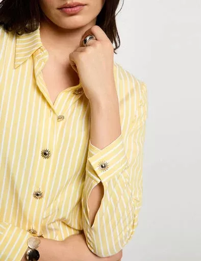 Camisa feminina amarela às riscas com botões decorativos em forma de sol