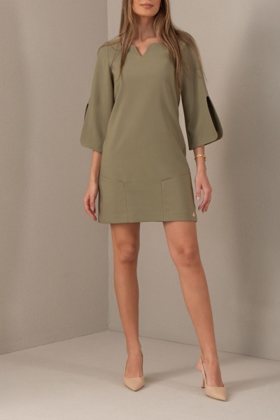 Vestido verde oliva com bolsos e mangas 3/4 folgadas.