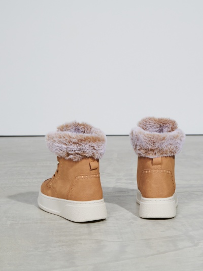 Bota feminina castanha clara com pelo bege e sola branca