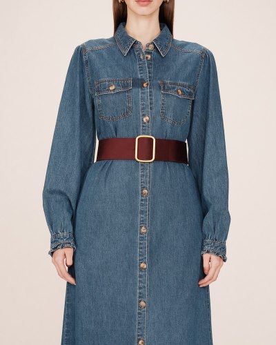 Vestido de ganga azul com botões e cinto castanho