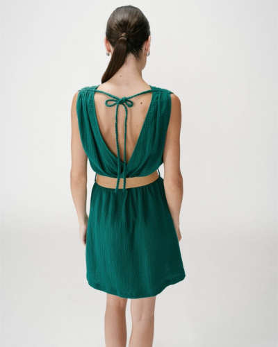 Vestido verde com decote nas costas e cinto bege visto de costas