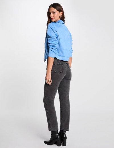 Mulher de costas com calças de ganga pretas e camisola azul clara