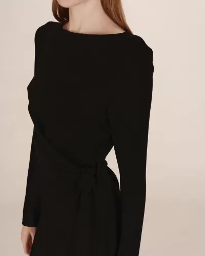 Vestido preto comprido com laço na cintura