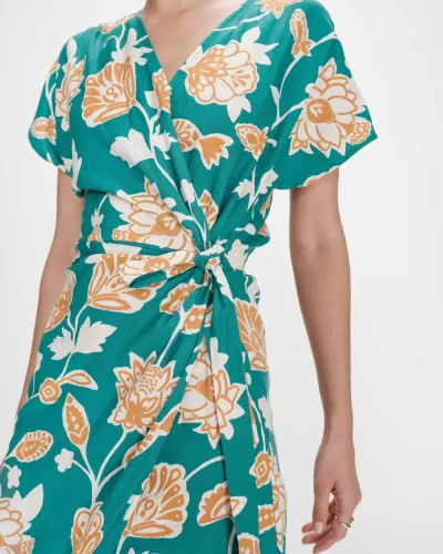 Vestido feminino com padrão floral, decote em V e nó frontal na cintura