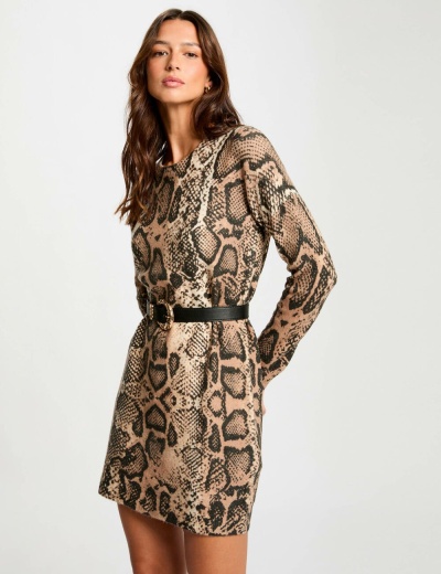 Vestido com padrão de pele de cobra e cinto preto