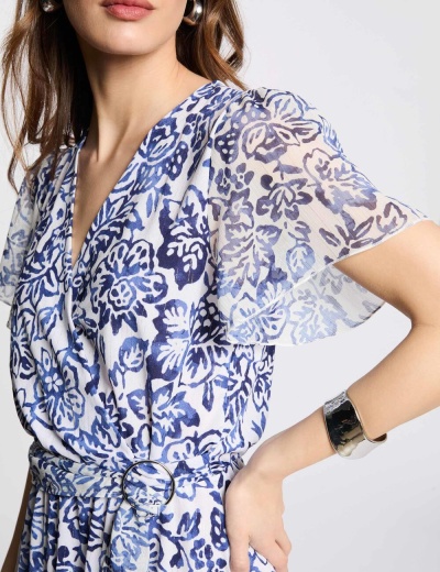 Vestido floral azul e branco com mangas transparentes e cinto com fivela