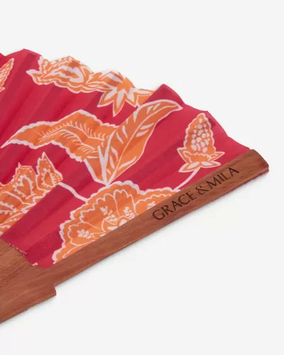 Leque dobrável de madeira com tecido vermelho e padrão floral laranja