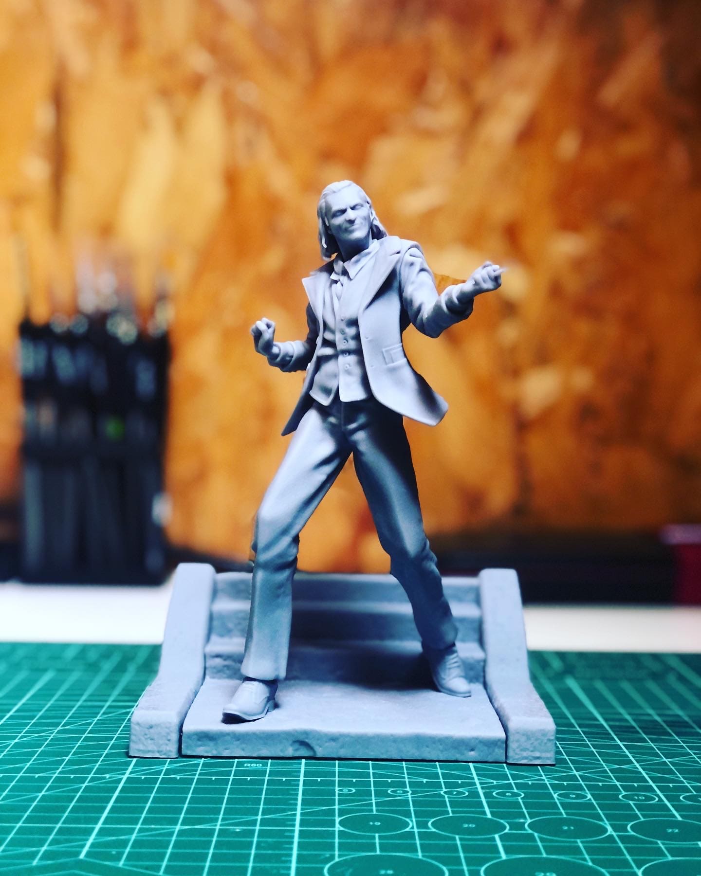 Serviço de Impressão 3D Personalizada – Transforme seus Modelos Digitais em Realidade Estátua cinzenta de personagem masculino em pose dinâmica sobre base retangular