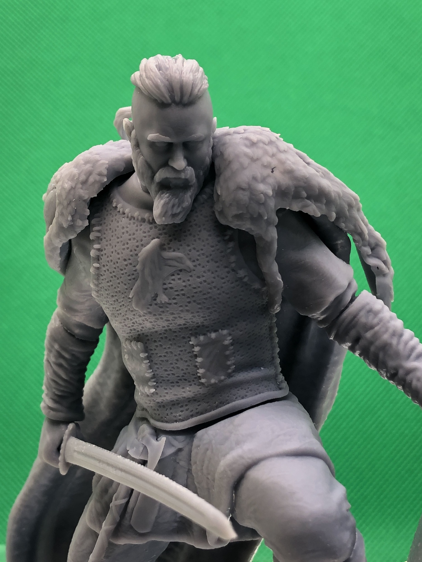 Serviço de Impressão 3D Personalizada – Transforme seus Modelos Digitais em Realidade Figura de guerreiro medieval cinzenta com espada e capa sobre fundo verde