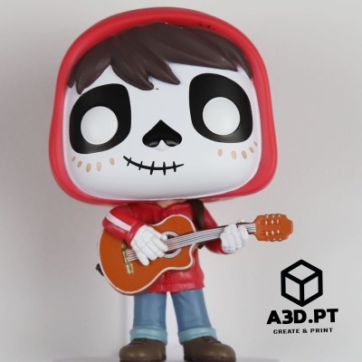 Funko Pop personagem de caveira com casaco vermelho segurando guitarra em pedestal branco