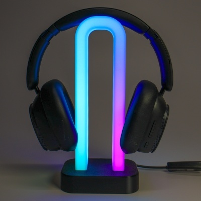 Auscultadores pretos com base iluminada azul e roxa