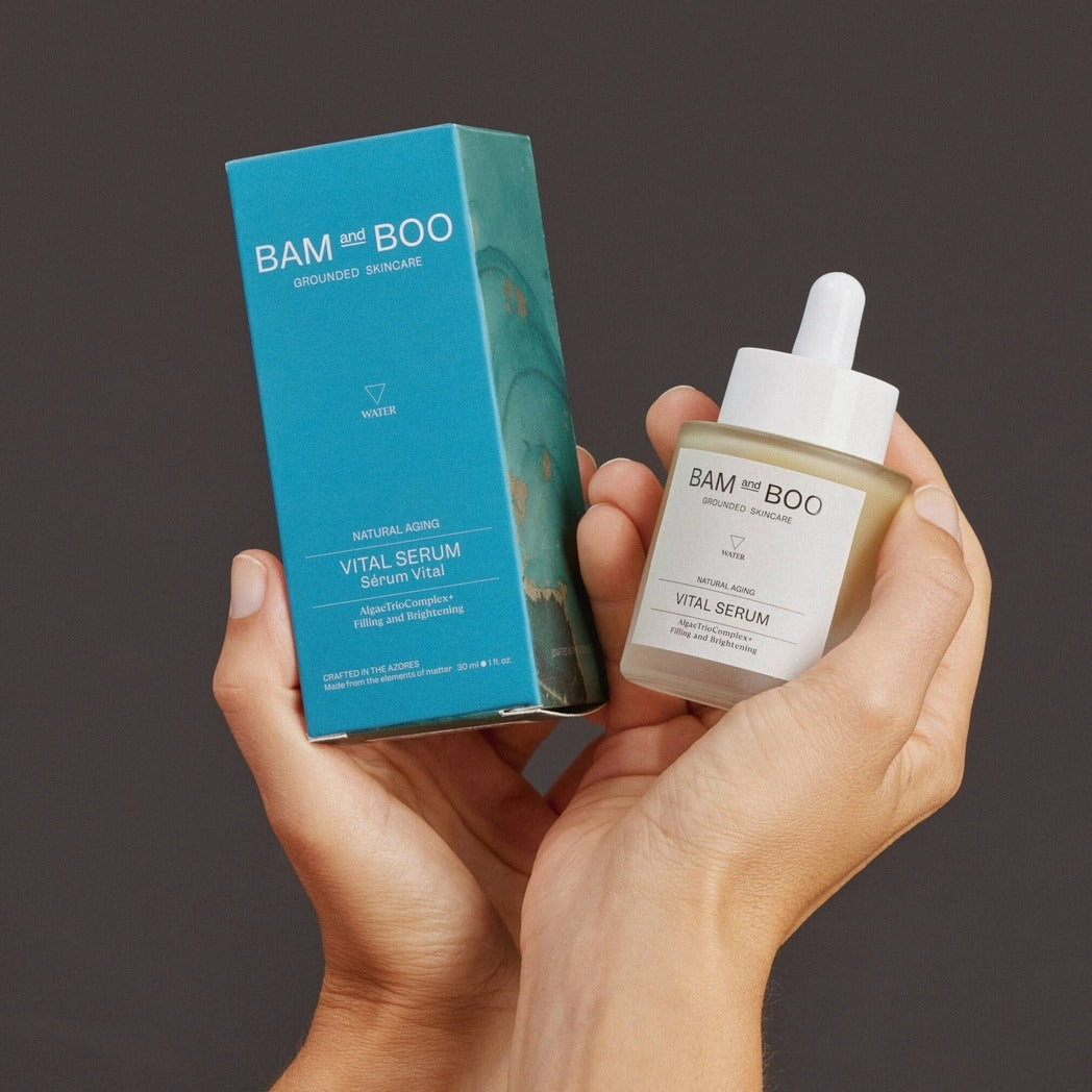 Embalagem azul e frasco fosco com conta-gotas branco do sérum Vital Serum BAM and BOO