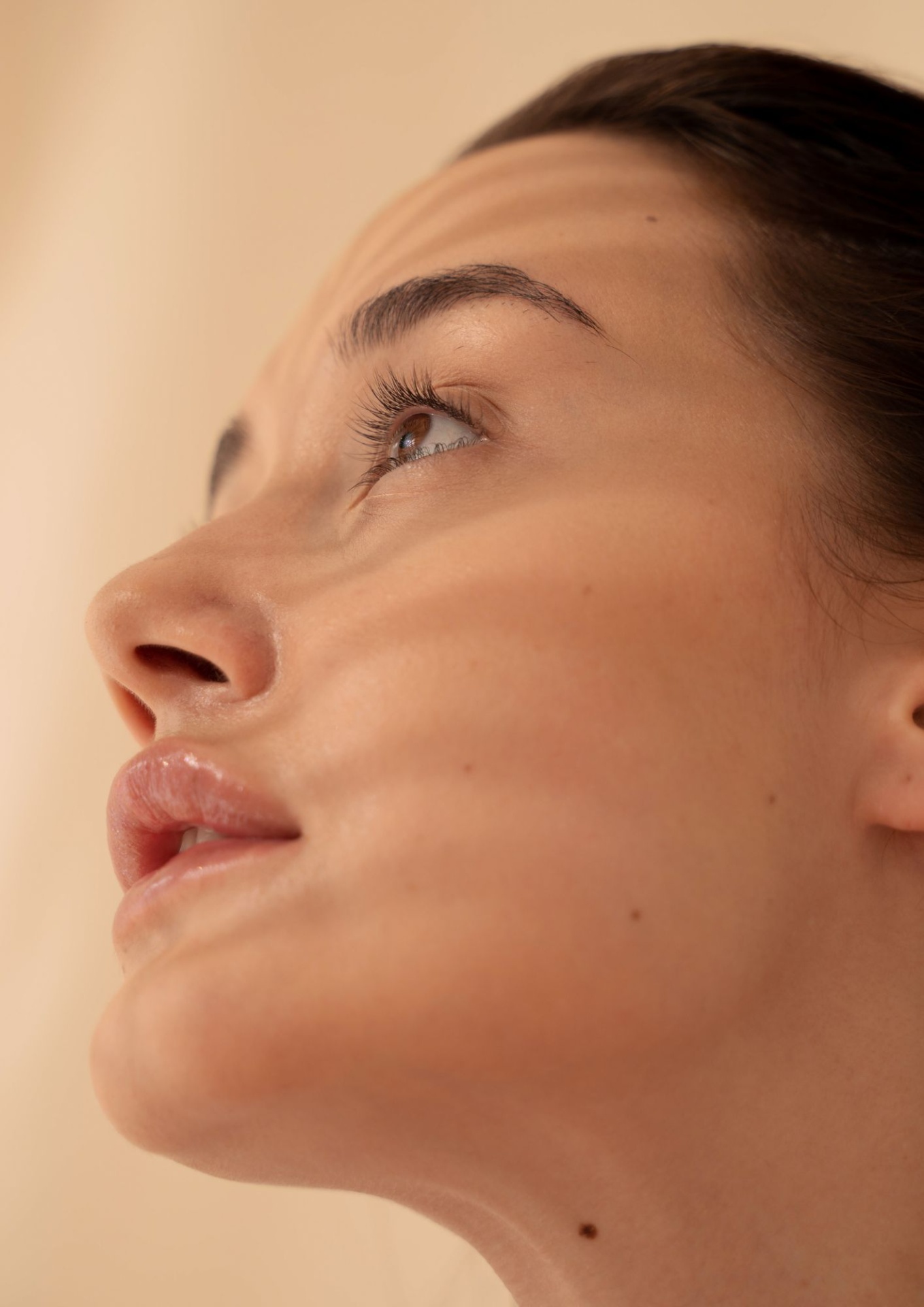 Close-up do rosto de uma mulher com pele clara e olhos castanhos