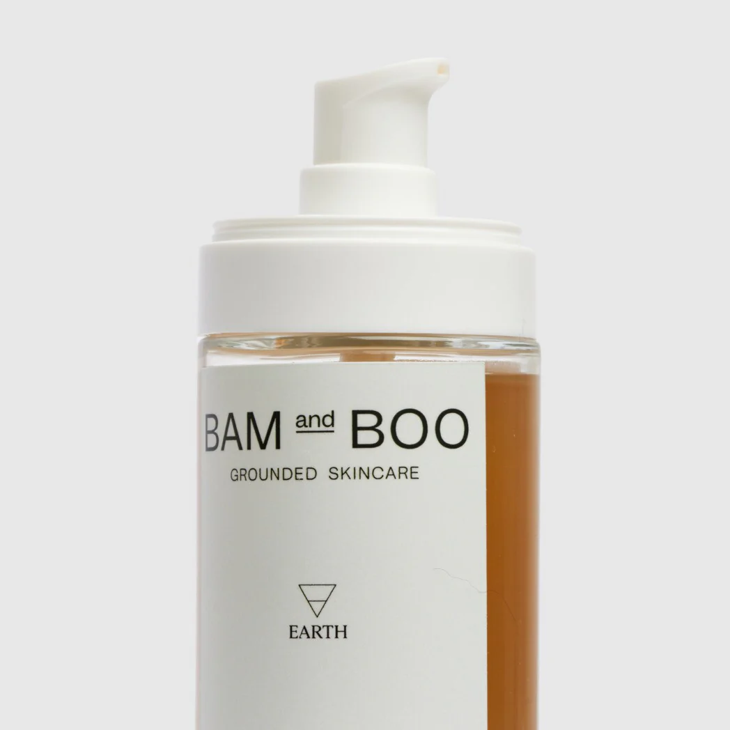 Frasco de skincare BAM and BOO Earth com tampa branca e líquido castanho
