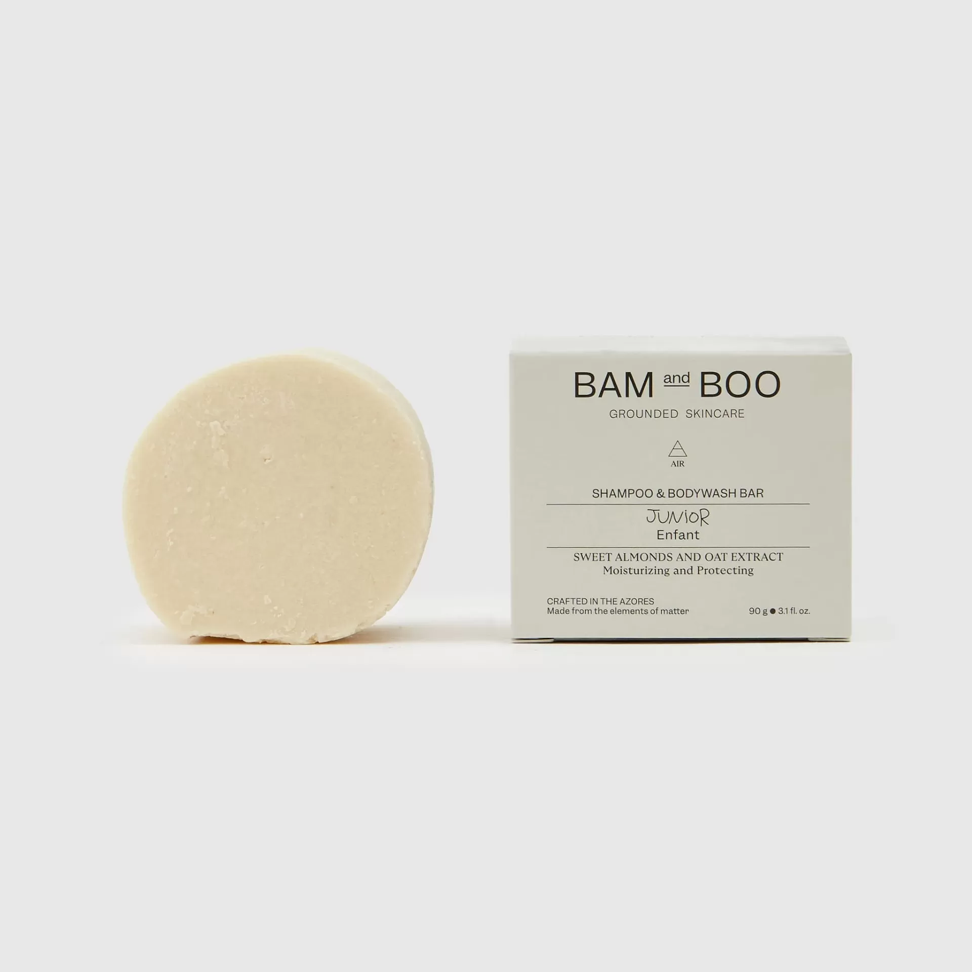 Barra de shampoo e gel de banho sólida com embalagem branca onde lê-se BAM and BOO