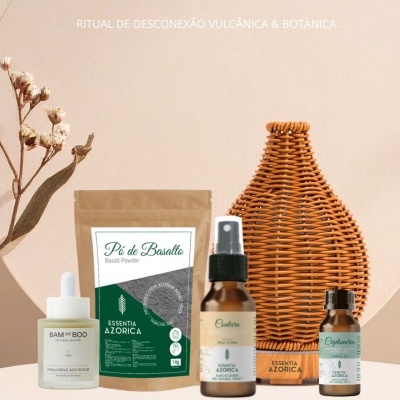 Kit SPA com produtos de cuidados pessoais e difusor em vime sobre suporte bege.