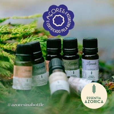 Frascos de óleo essencial com selo AZORES CERTIFICADO PELA NATUREZA em fundo natural