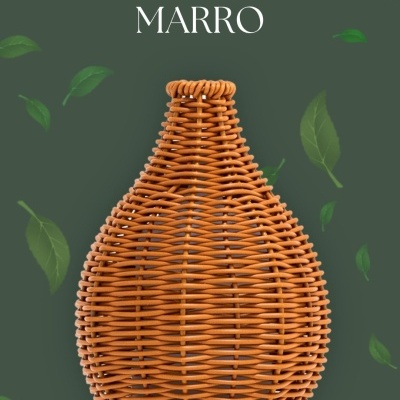 Difusor elétrico marrom em vime e madeira clara com texto ESSENTIA AZORICA sobre fundo verde com folhas