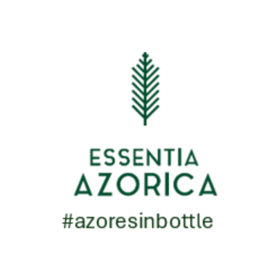 Logótipo com ramo de pinheiro verde e texto ESSENTIA AZORICA