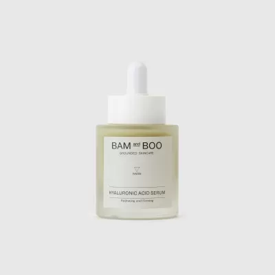 Frasco de sérum hidratante em vidro com dosador branco e etiqueta com texto