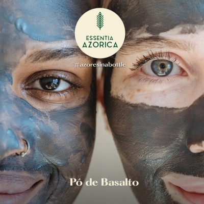 Rostos com máscara facial preta de Pó de Basalto e logótipos Essentia Azorica