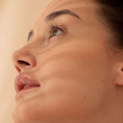 Close-up do rosto de uma mulher com pele clara e olhos castanhos