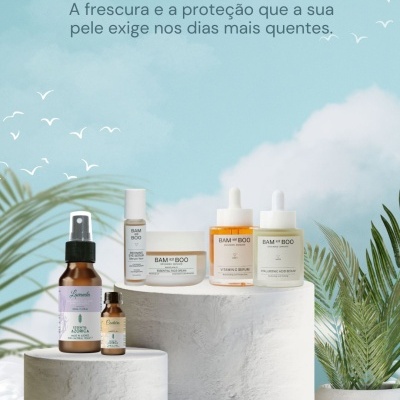 Conjunto de produtos de cuidados de pele BAM and BOO e Essentia Azorica sobre pedestais de pedra com fundo azul céu