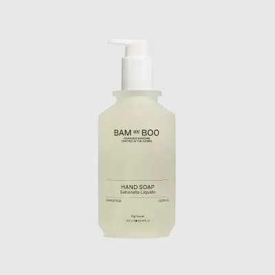 Frasco de sabonete líquido com doseador branco e texto BAM and BOO