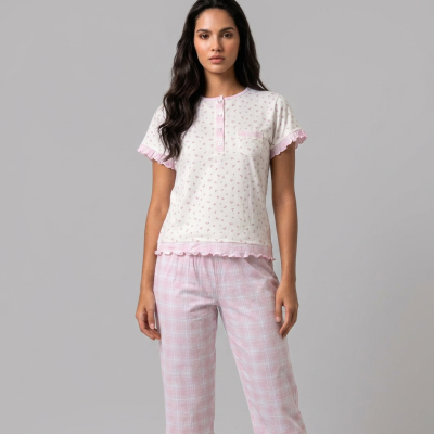 Pijama feminino branco com padrões florais rosa e calças xadrez rosa até meio da canela