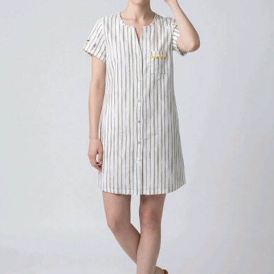 Vestido curto riscas brancas e cinzentas com bolso e sandálias castanhas