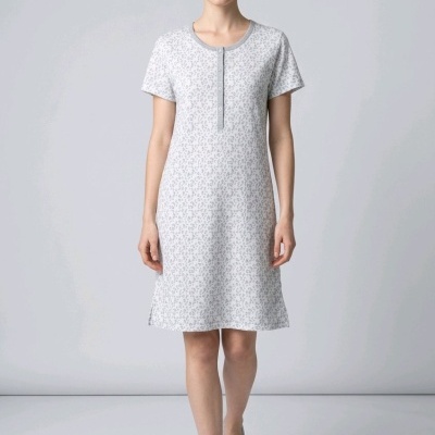 Vestido curto branco com padrão cinza claro e gola redonda com botões