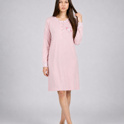 Camisola rosa clara com detalhes florais e botões, usada por mulher com cabelo castanho comprido