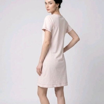 Vestido curto rosa claro de manga curta visto pelas costas
