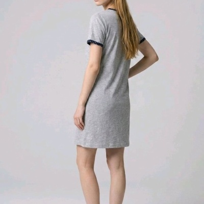 Vestido curto cinza claro com mangas e gola azuis de padrão de pontos