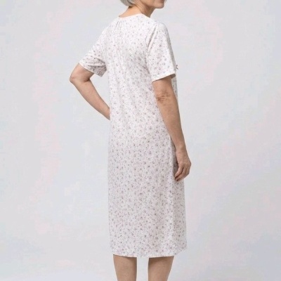 Vestido midi cinzento claro com padrão floral pequeno usado por mulher