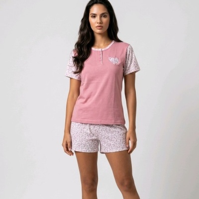 Pijama feminino rosa e floral com t-shirt e calções curtos